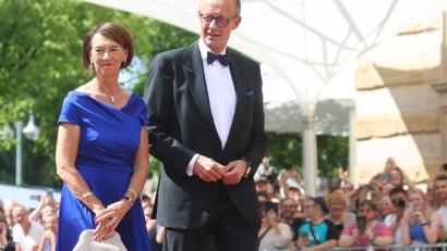Bild: Karl-Josef Hildenbrand/dpa
Merz und seine Frau waren im vergangenen Jahr dabei - und der Kanzler kommt erneut nach Bayreuth (Archivbild)