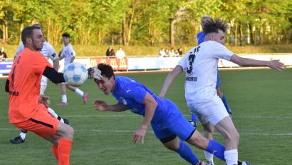Archivbild: Hans Mark
Schwarzenfelds Torwart Stefan Seitz (links) in Aktion: Hier beim Kreispokalfinale gegen den SV Schwarzhofen, das die Schwarzenfelder mit 4:0 gewannen. Lohn dafür ist nun auch das BFV-Pokalspiel gegen die SpVgg Unterhaching.