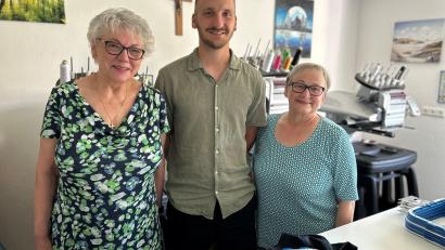 Bild: ck
Nur strahlende Gesichter: Christian Windirsch übernimmt die Stickoase Pöllath in Neustadt/WN. Das freut vor allem die Firmengründerin Erika Pöllath (links) und Hermine Kastner-Bäumler (rechts), die den Fachbetrieb bis zum 1. Juli 2026 erfolgreich weiterführte. Sie wird bis 2027 in der Firma mitarbeiten und als Ansprechpartnerin vor Ort sein.
