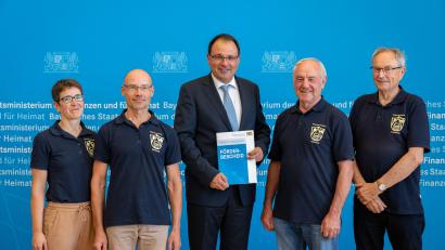 Bild: Florian Graser StMFH
Der AK Historisches Handwerk Tirschenreuth erhält Unterstützung. Staatssekretär Martin Schöffel übergab den Förderbescheid.