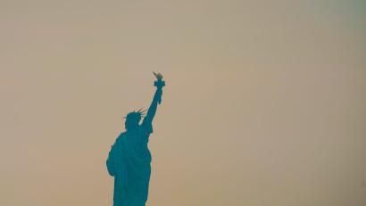 Bild: Ryan Murphy/FR172324 AP/AP/dpa
Dicke Rauchschwaden zogen durch die Millionenmetropole.