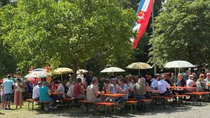 Bild: Reinhold Strobl
Das Gockerlfest zum 100. Jubiläum des Geflügelzuchtvereins Schnaittenbach-Hirschau fand auf dem Festplatz unter Bäumen statt.