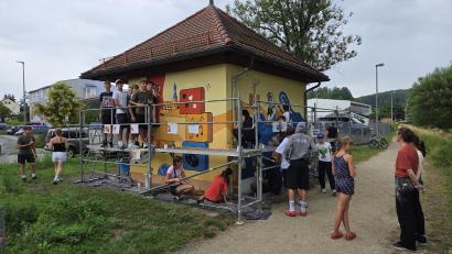 Bild: Tobias Gräf
Werken-Lehrerin Katharina Zaiß (rechts, rotes Shirt) ist zufrieden mit ihren Nachwuchs-Künstlern: 26 Schülerinnen und Schüler der Realschule haben das Pumpstationhaus vielfältig bemalt.
