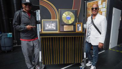 Bild: Marcus Brandt/dpa
Die Michael-Jackson-Brüder Marlon Jackson (r) und Jackie Jackson (l) stehen hinter der Bühne des Musicals „MJ“ im Stage Theater.
