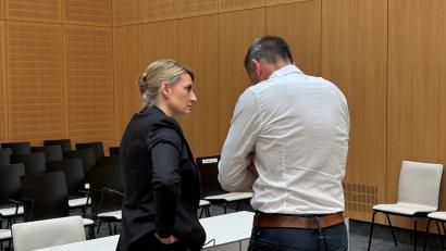 Archivbild: Nils Ganzmann
Der Angeklagte tauschte sich vor Beginn des fünften Prozesstags im Müllprozess mit seiner Anwältin Stefanie Amann aus.