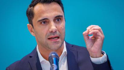 Archivbild: Jens Büttner/dpa
„Jens Spahn ist als Vorsitzender der Unionsfraktion nicht mehr tragbar“, sagt Spahns Parteifreund Daniel Peters.