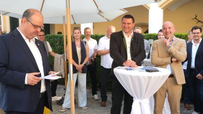 Bild: Rudolf Hirsch
Kreisvorsitzender Christian Paulus (links) heißt zum Sommerempfang der Mittelstandsunion auf Schloss Guteneck 70 Gäste willkommen, darunter auch den Vorsitzenden der CSU-Landesgruppe im Deutschen Bundestag, Alexander Hoffmann, und Landrat Thomas Ebeling (am Stehtisch von rechts).