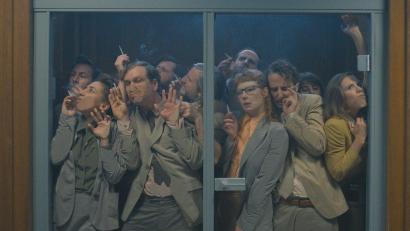 Bild: Razor Film/ZDF/dpa
Szene aus der ZDF-Miniserie „Das Manko“: Viele Menschen drängen sich in einer Raucher-Kabine.