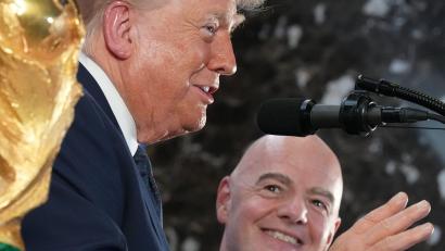 Bild: Jacquelyn Martin/AP/dpa
Voll des Lobes für die WM: US-Präsident Donald Trump (l.).