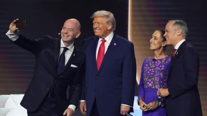 Bild: Evan Vucci/AP/dpa
Sheinbaum ist Trump bisher nur einmal persönlich begegnet - und zwar bei der WM-Auslosung. (Archivbild)