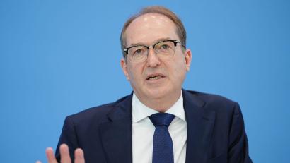 Bild: Kay Nietfeld/dpa
Bundesinnenminister Alexander Dobrindt hatte bereits vor einem Monat bei der Innenministerkonferenz in Hamburg von einer „hohen Bedrohungslage“ gesprochen. (Archivbild)