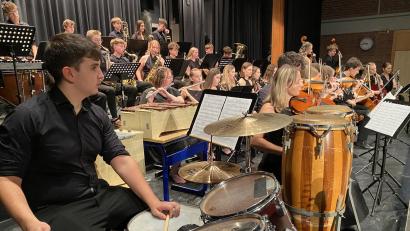 Bild: Raphael Haubelt
Das große Symphonieorchester, noch einmal unterstützt durch diesjährige Abiturienten, in Aktion beim großen Finale am Schmeller-Gymnasium in Nabburg.