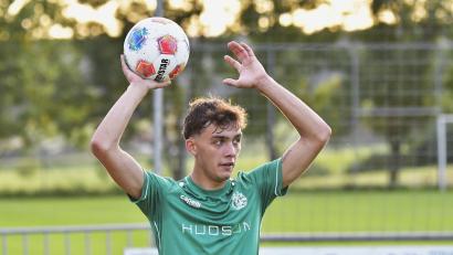 Bild: Hubert Ziegler
Jonas Schwindl musste in Nördlingen bereits nach knapp 20 Minuten wegen einer Roten Karte vom Platz . Trotz des umstrittenen Platzverweises siegte die DJK Gebenbach verdient mit 2:0.