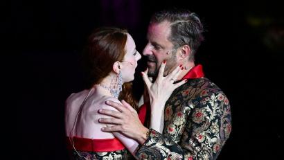 Bild: Barbara Gindl/APA/dpa
Roxane Duran tritt als Buhlschaft in die Fußstapfen großer Theaterstars.