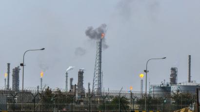 Bild: Uncredited/AP/dpa
Kuwaits Staatsagentur Kuna hat iranische Angriffe auf einen „bedeutenden“ Standort des Ölsektors gemeldet - ohne dabei genauere Details zu nennen. (Symbolbild)