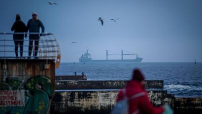 Bild: Kay Nietfeld/dpa
Russland beschießt immer wieder Schiffe und Hafteninfrastruktur in der Schwarzmeer-Region Odessa. (Archivbild)