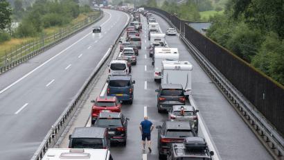 Bild: Urs Flueeler/KEYSTONE/dpa
Auf der Autobahn A2 in Richtung Süden staut sich der Gotthard-Ferienreiseverkehr.