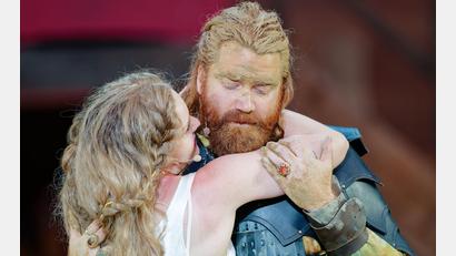 Bild: Uwe Anspach/dpa
Maria Dragus (Kriemhild) und Aram Tafreshain (Etzel) stehen noch bis 2. August auf der Bühne. (Archivbild)