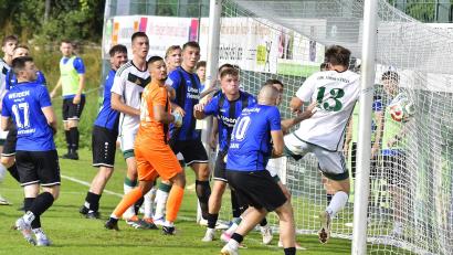 Bild: Hubert Ziegler
Das war das zwischenzeitliche 2:1 für die DJK Ammerthal: Die Ammerthaler und Weidener Spieler schauen dem Ball von Lucas Markert hinterher-.