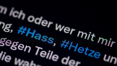 Bild: Fabian Sommer/dpa
Die FIFA setzt sich mit einem eigenen Dienst gegen Hass im Internet rund um die WM ein. (Symbolbild)