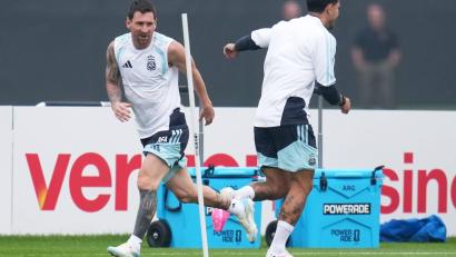 Bild: Abbie Parr/AP/dpa
Lionel Messi konnte das Abschlusstraining mit seinen Kollegen absolvieren - Spanien sagte die letzte Einheit wegen des Gewitters ab.
