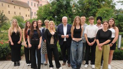 Bild: Joachim Gebhardt
Die besten Absolventen des Quali und des Mittleren Abschlusses der Landkreis-Schulen mit Landrat Richard Reisinger (Mitte) und Schulamtsdirektorin Beatrix Hilburger (Fünfte von links).