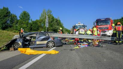 Bild: Werner Kerschbaummay/Fotokerschi/APA/dpa
Zwei Männer starben in diesem Wrack, eine Frau wurde schwer verletzt.