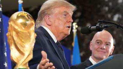 Bild: Jacquelyn Martin/AP/dpa
Donald Trump (l) bedankte sich bei Gianni Infantino für die Entscheidung der FIFA.