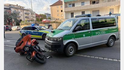 Bild: Pascal Höfig/NEWS5/dpa
Der Motorradfahrer wurde nach der Kollision mit einem Polizeifahrzeug festgenommen.
