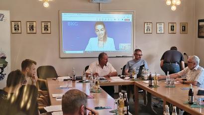 Bild: Bertram Nold
Melanie Feldmann ist bei der Sitzung des Gemeinderats Brand per Video zugeschaltet, um die die Möglichkeiten des Förderprogramms zu erläutern.