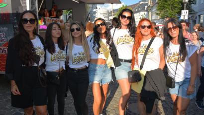 Bild: Josef Rosner
Sie waren ein Blickfang, fesche Marktredwitzer Ladies feierten auf dem Altstadtfest ab, nach ihren eigenen Worten wurde ein Geburtstag gefeiert.