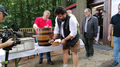 Bild: Joachim Ziegeler
Der Bieranstich von Bürgermeister Frank erfolgte unter genauer Beobachtung des Fernsehteams des Bayerischen Rundfunks sowie des Fuchsbeck-Bräus Armin Ertel und Pfarrer Mader.