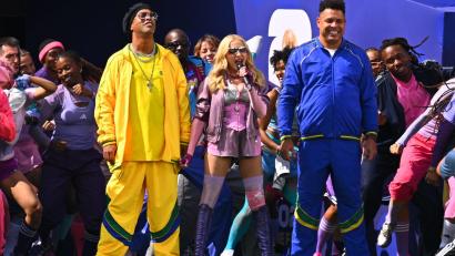 Bild: Tom Weller/dpa
Bunte Mischung: Madonna mit Brasiliens Fußballlegenden Ronaldinho (l) und Ronaldo.