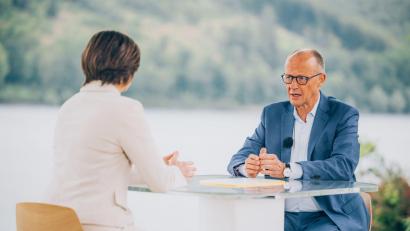Bild: Dominik Asbach/ZdF/dpa
Im ZDF-„Sommerinterview“ wirkte der Kanzler recht entspannt.
