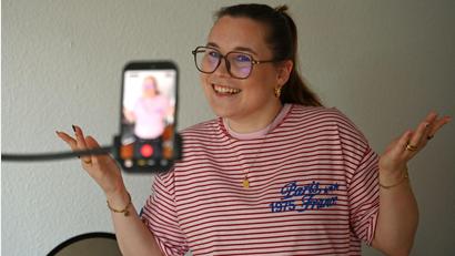 Bild: Lea Winkler/dpa
Angefangen hat Sarah Fabians UGC-Karriere mit Videoideen auf ihren eigenen Instagram- und TikTok-Kanälen.