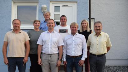 Bild: Richard Braun
Vorsitzender Markus Schiesl (Dritter von rechts) und sein Stellvertreter Michael Wilfahrt (Vierter von links) stehen weiterhin an der Spitze des ZV Pretzabrucker Gruppe. Neu in das Gremium wurden gewählt (von links): Markus Dorschner, Diana Kraus, Werner Winderl, Johannes Schießl, Franziska Danner und Alfred Damm.