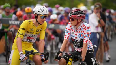 Bild: Mosa'ab Elshamy/AP/dpa
Die Radsport-Topstars unter sich: Tadej Pogacar (l) und Jonas Vingegaard. (Archivbild)
