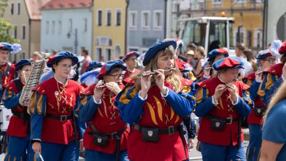 Bild: Roland Wellenhoefer
Der Spielmannszug der Feuerwehr Erbendorf führte den Festzug zum Auftakt des Bürgerfestes durch die Bräugasse an.
