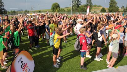 Bild: Konrad Rosner
1100 Schüler und Schülerinnen waren beim Finale der Sportabzeichen-Tour des Deutschen Olympischen Sportbundes (DOSB) in Kemnath mit dabei.