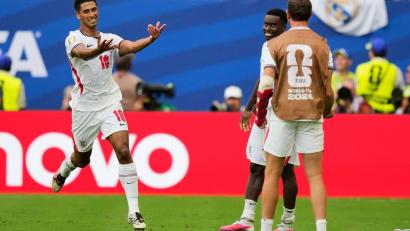 Bild: Rebecca Blackwell/AP/dpa
Jude Bellingham (l) feiert seinen Treffer zum 6:4.