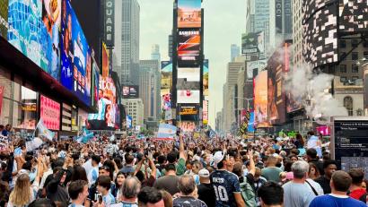 Bild: Christoph Lother/dpa
Argentinische Fans feierten am Times Square in New York.