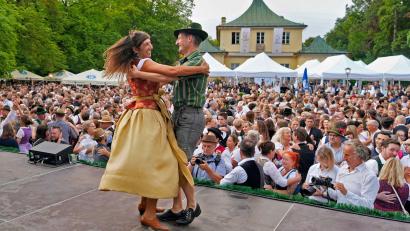 Bild: Uwe Lein/dpa
Katharina Mayer und Magnus Kaindl machen als Tanzmeister die richtigen Schritte vor.