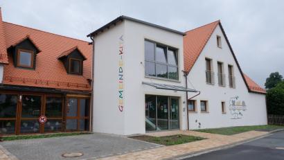 Bild: Robert Dotzauer
Im Gespräch bleibt der Gemeindekindergarten. Aufwändig saniert steuern die laufenden Kosten auf ein neues Rekorddefizit zu. Für den Gemeinderat ein Grund mehr, das freiwillige Angebot von Kita-Bus-Fahrten wegen des krassen Missverhältnisses zwischen Elterninteresse und den Kosten der Kita-Transporte zu beenden.