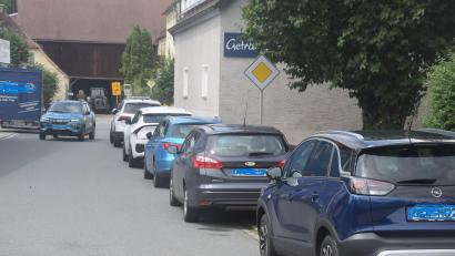 Bild: Ernst Frischholz
Ein Teilstück der Weidener Straße in Etzenricht. Wohin sollen Fußgänger ausweichen? Der Gemeinderat will nach einer Verkehrsschau Maßnahmen treffen.