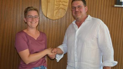 Bild: Josef Rosner
Als neue Familienbeauftragte der Gemeinde Pechbrunn stellt sich Jessica Döllinger vor. Bürgermeister Stephan Schübel gratuliert zur Amtsübernahme.