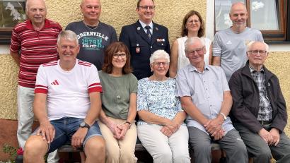 Bild: Marianne Moosburger
Dem Jubilar (vorne, Zweiter von rechts) gratulierten Peter Wlach, Sohn Norbert, Sebastian Schötz, die Kinder Claudia und Michael (hinten) sowie Wolfgang, Hahnbachs zweite Bürgermeisterin Evi Höllerer, Ehefrau Rita und der Pfarrer i.R. Hans Peter Heindl.