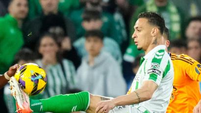 Bild: Jose Breton/AP/dpa
Bayern wollte ihn, doch Stürmer Antony ging 2025 zu Betis Sevilla. (Archivbild)