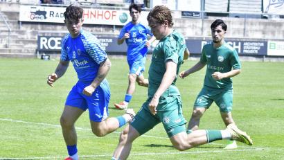 Bild: Hubert Ziegler
Noah Pirner (Mitte) traf in Nördlingen zum 2:0 für die DJK Gebenbach.