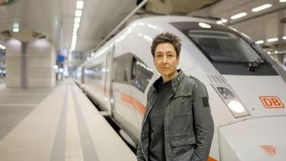 Bild: Jonny Müller-Goldenstedt/ZDF/dpa
Dunja Hayali macht sich auf die Reise mit dem ICE.
