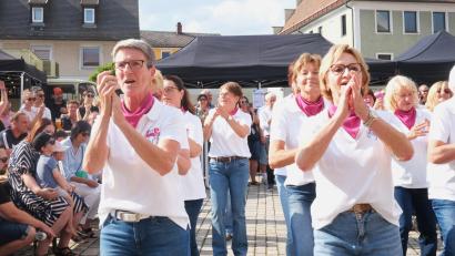 Bild: Rudolf Hirsch
Zu den Bürgerfest-Höhepunkten gehörte der Auftritt der Line-Dance-Gruppe „Tanzen ohne Partner“ (ToP) unter der Leitung von Gerti Schön.